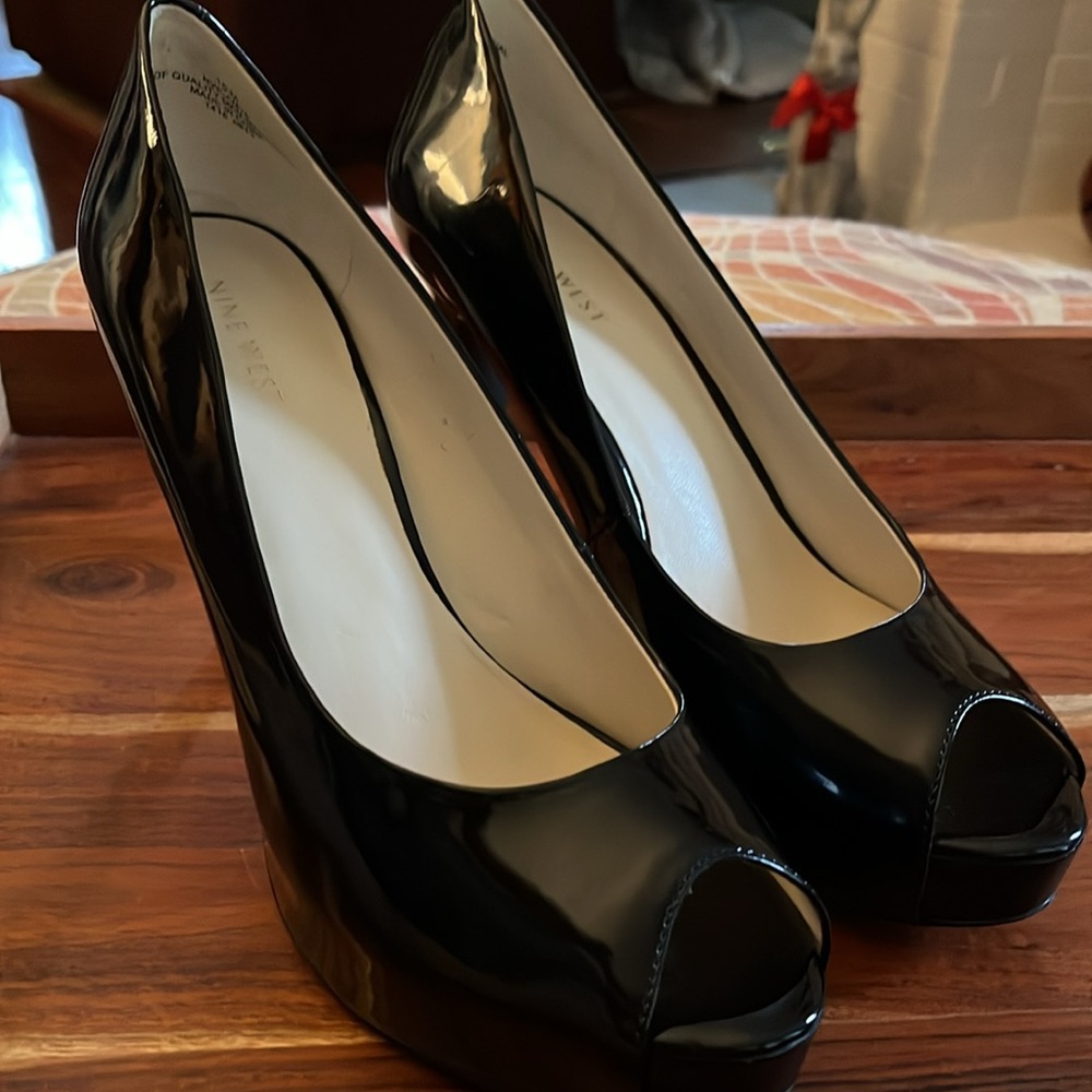 NIB • NINE WEST PLATFORM PEEP TOE SHOES